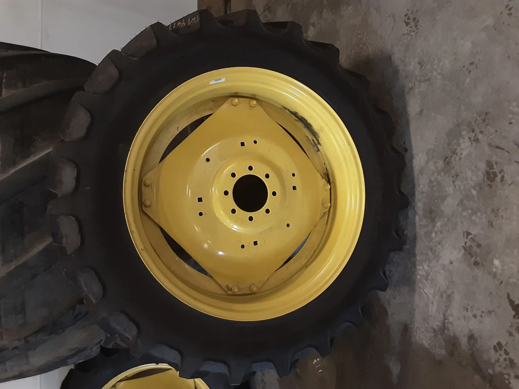 TAKE-OFF 320/85R36 BKT Agrimax RT 855 R-1W 128A8/B TL on 11 X 36 John Deere Yellow 8 Bolt GKN 8-8-6