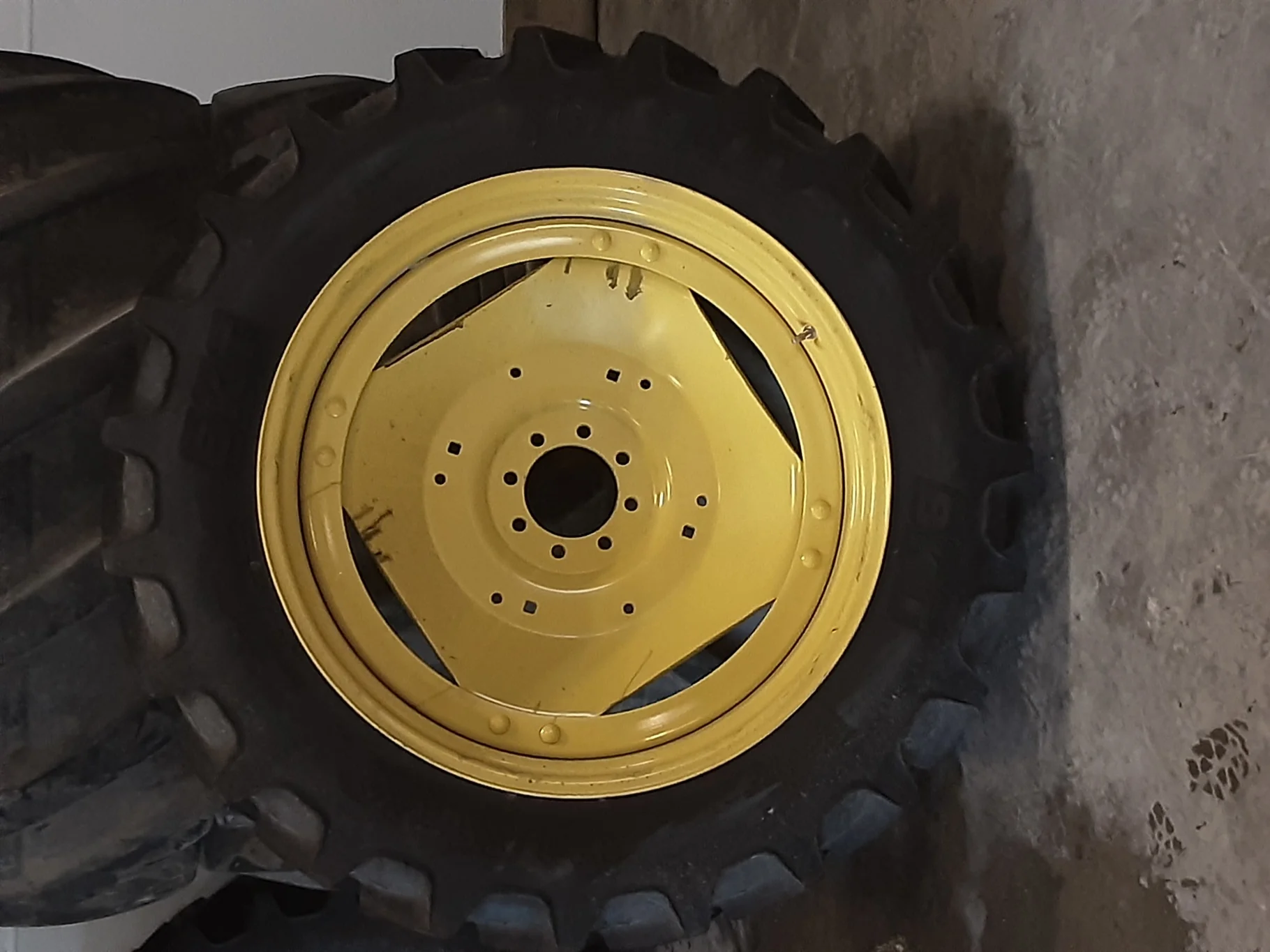 TAKE-OFF 320/85R36 BKT Agrimax RT 855 R-1W 128A8/B TL on 11 X 36 John Deere Yellow 8 Bolt GKN 8-8-6 image 2