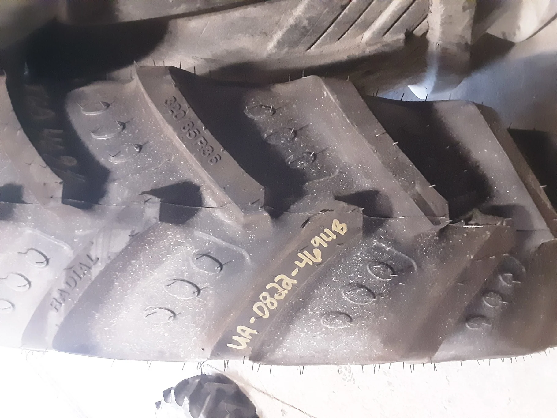 TAKE-OFF 320/85R36 BKT Agrimax RT 855 R-1W 128A8/B TL on 11 X 36 John Deere Yellow 8 Bolt GKN 8-8-6 image 3
