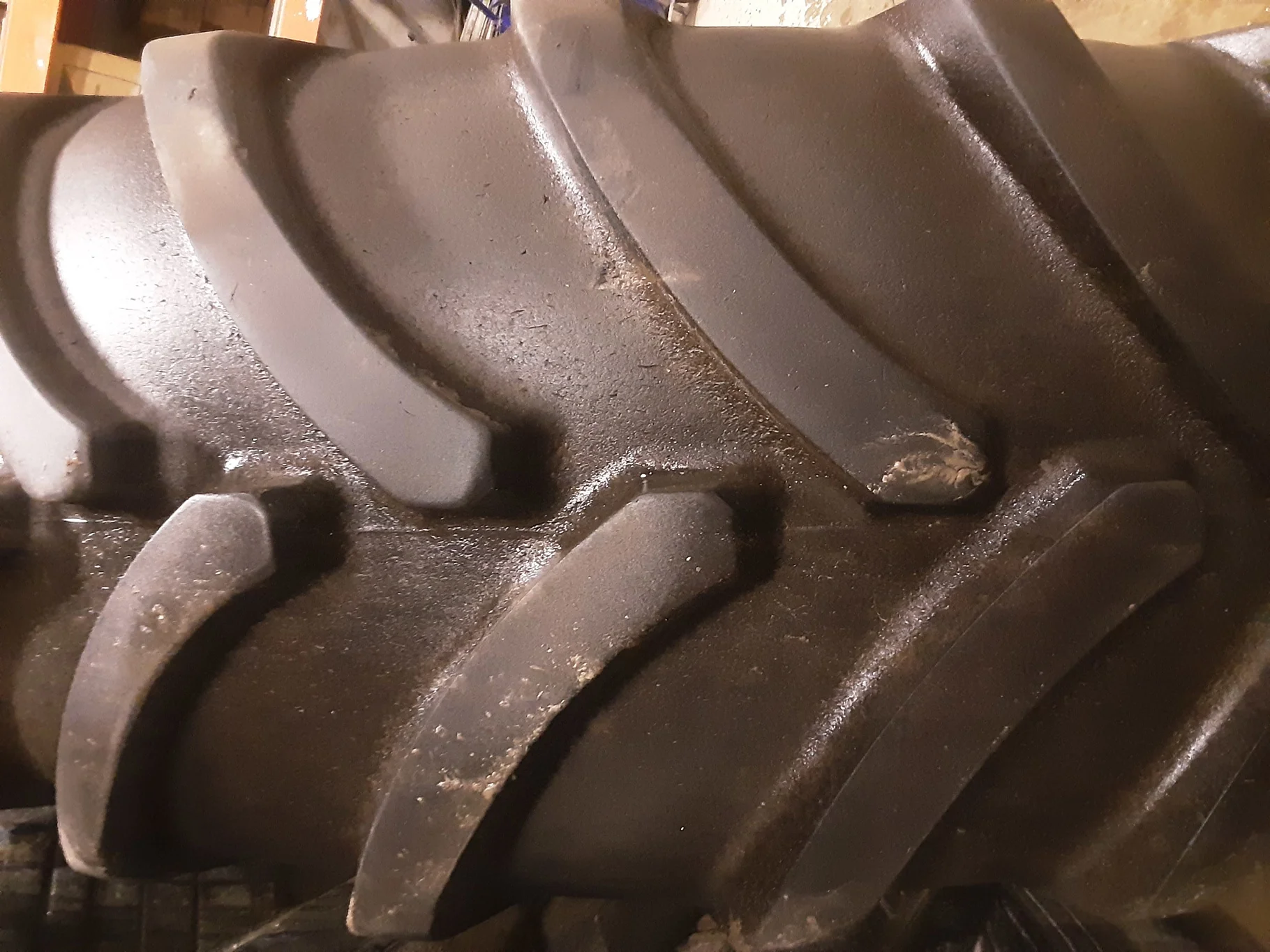 Used 70% VF620/70R46 Firestone Maxi Traction R-1W (179D) TL on a 20 x 46 John Deere Yellow 12 Bolt S image 3