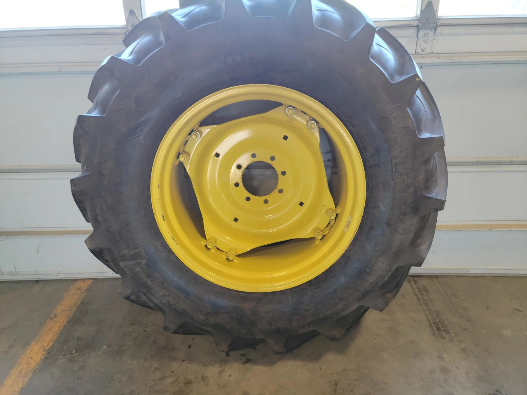 Used 95% 16.9-28 Galaxy Agri Trac II R-1 (129A6) TL on a on a 15 x 28 on JD Yellow 8 Bolt GKN