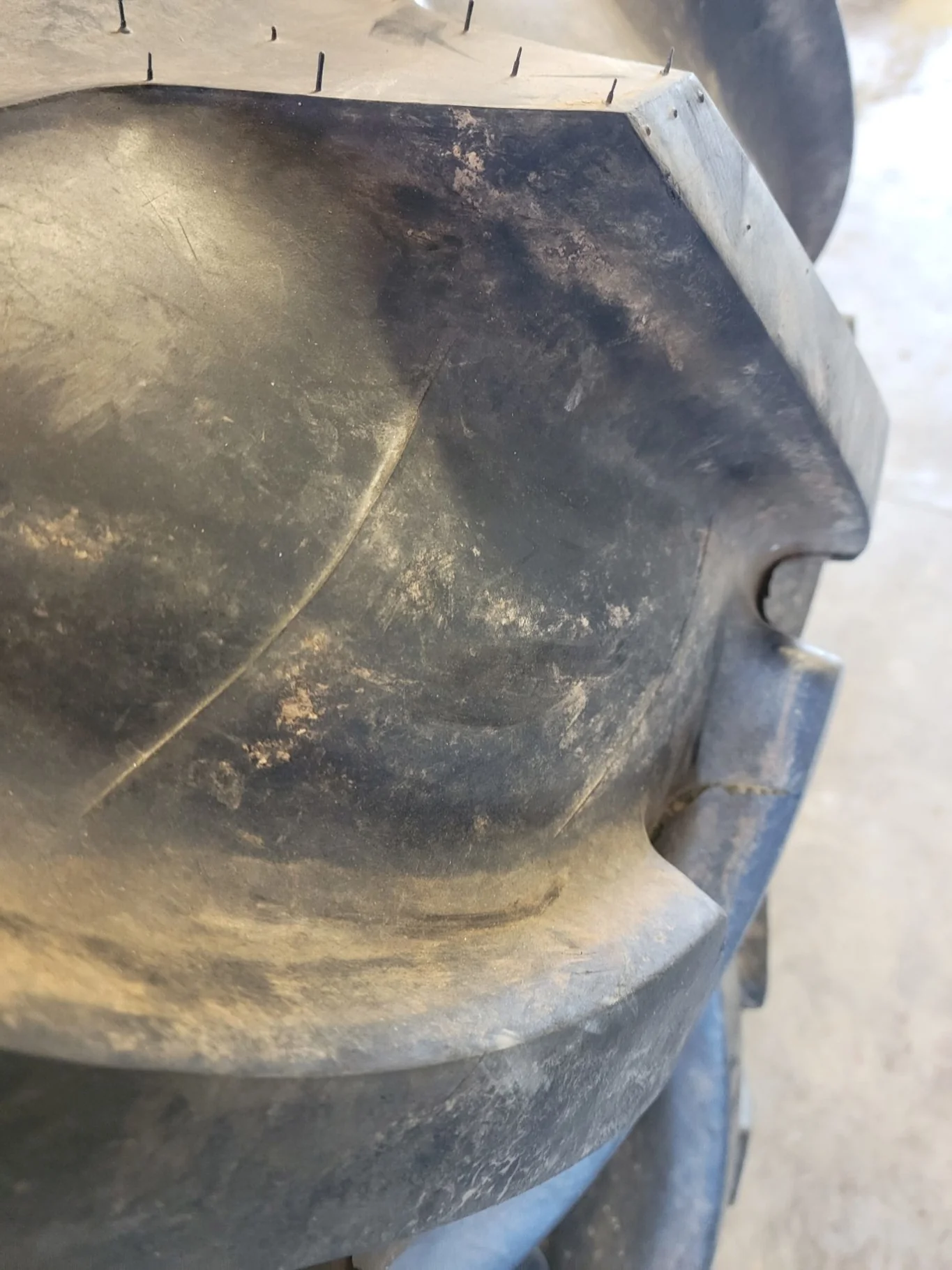 Used 95% 16.9-28 Galaxy Agri Trac II R-1 (129A6) TL on a on a 15 x 28 on JD Yellow 8 Bolt GKN image 3