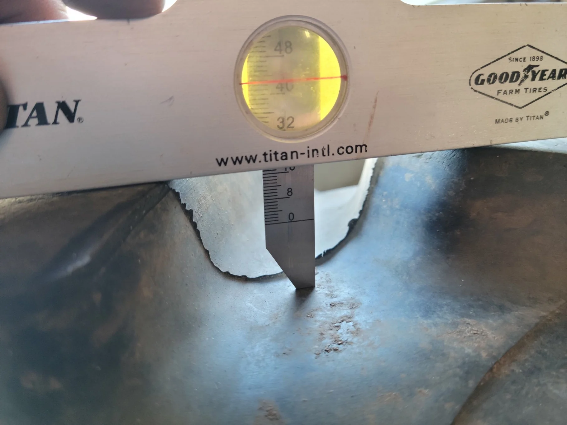 Used 95% 16.9-28 Galaxy Agri Trac II R-1 (129A6) TL on a on a 15 x 28 on JD Yellow 8 Bolt GKN image 4
