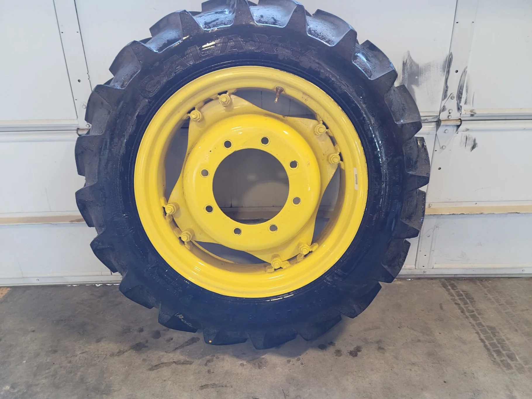 Used 95% 9.5-24 Galaxy Agri Trac II R-1 (105A6) TL on a 8 x 24 JD 8 Bolt GKN Style Wheel (8-10-8)