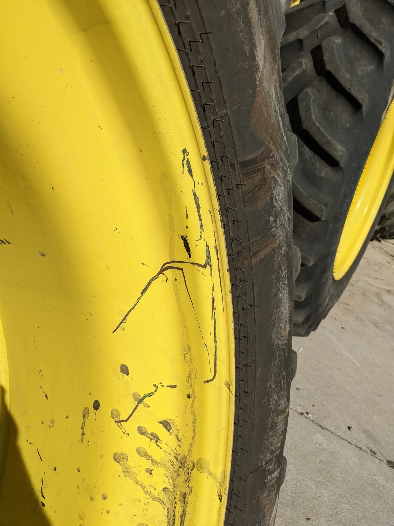 Used 80% 520/85R42 Goodyear Ultra Torque 157D R-1W TL on 42 X 18 JD Yellow 10 Bolt (.906) Inside image 8