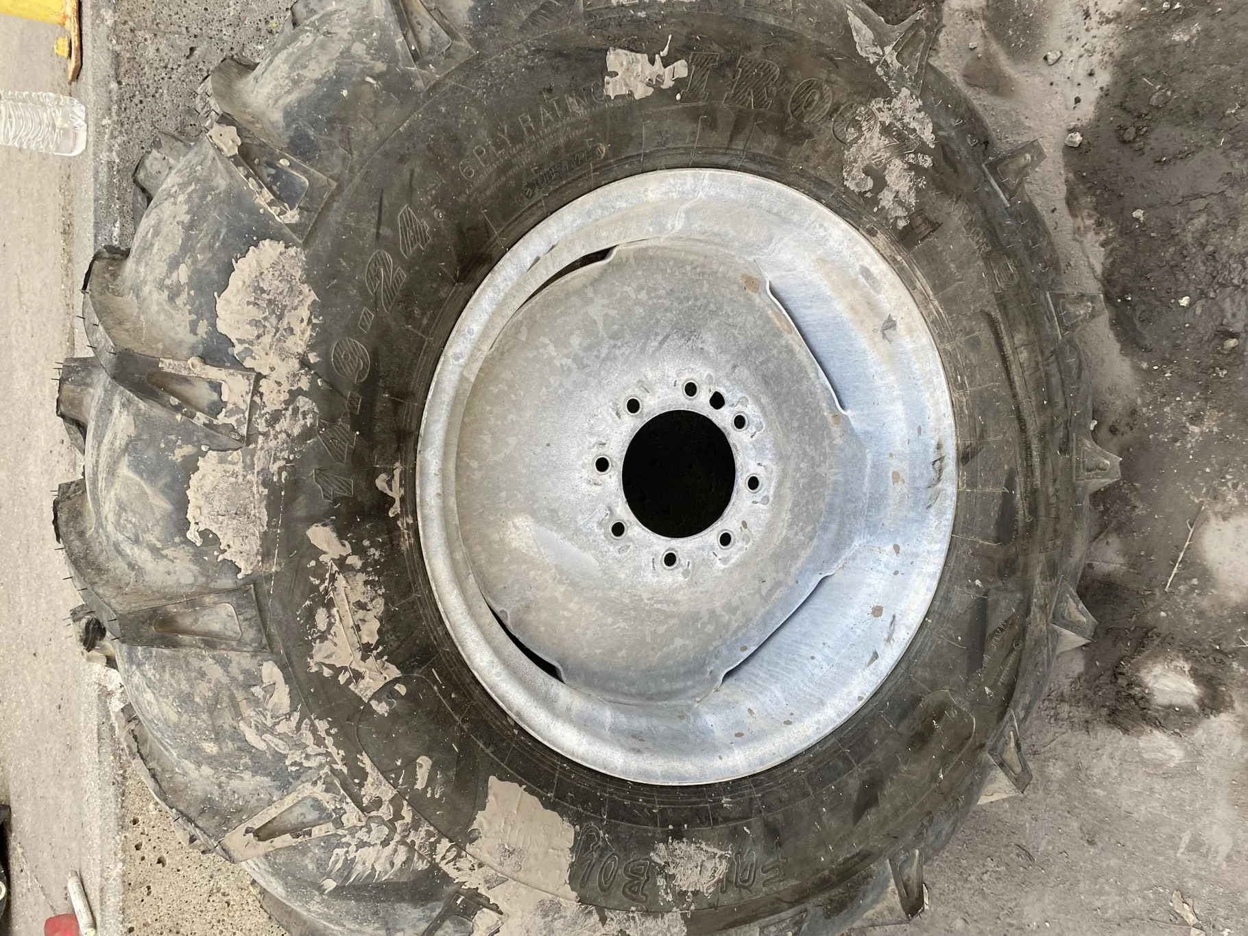 Used 90% 14.9-24 R66 Farmboy IR007 Irrigation C(6Ply) TT mounted on 10 x 24 Galvanized 8 Bolt Wheel image 4