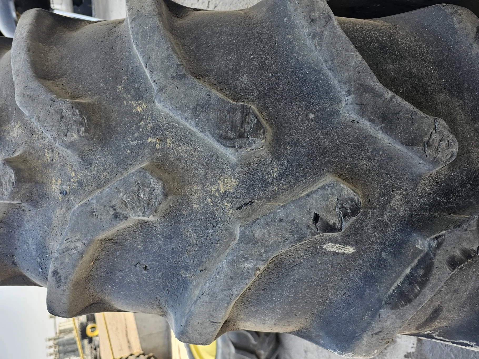 Used 75% 520/85R42 Goodyear Ultratorque 157A8 R-1W TL on a 18 x 42 JD Yellow 10 Bolt Outside D image 3