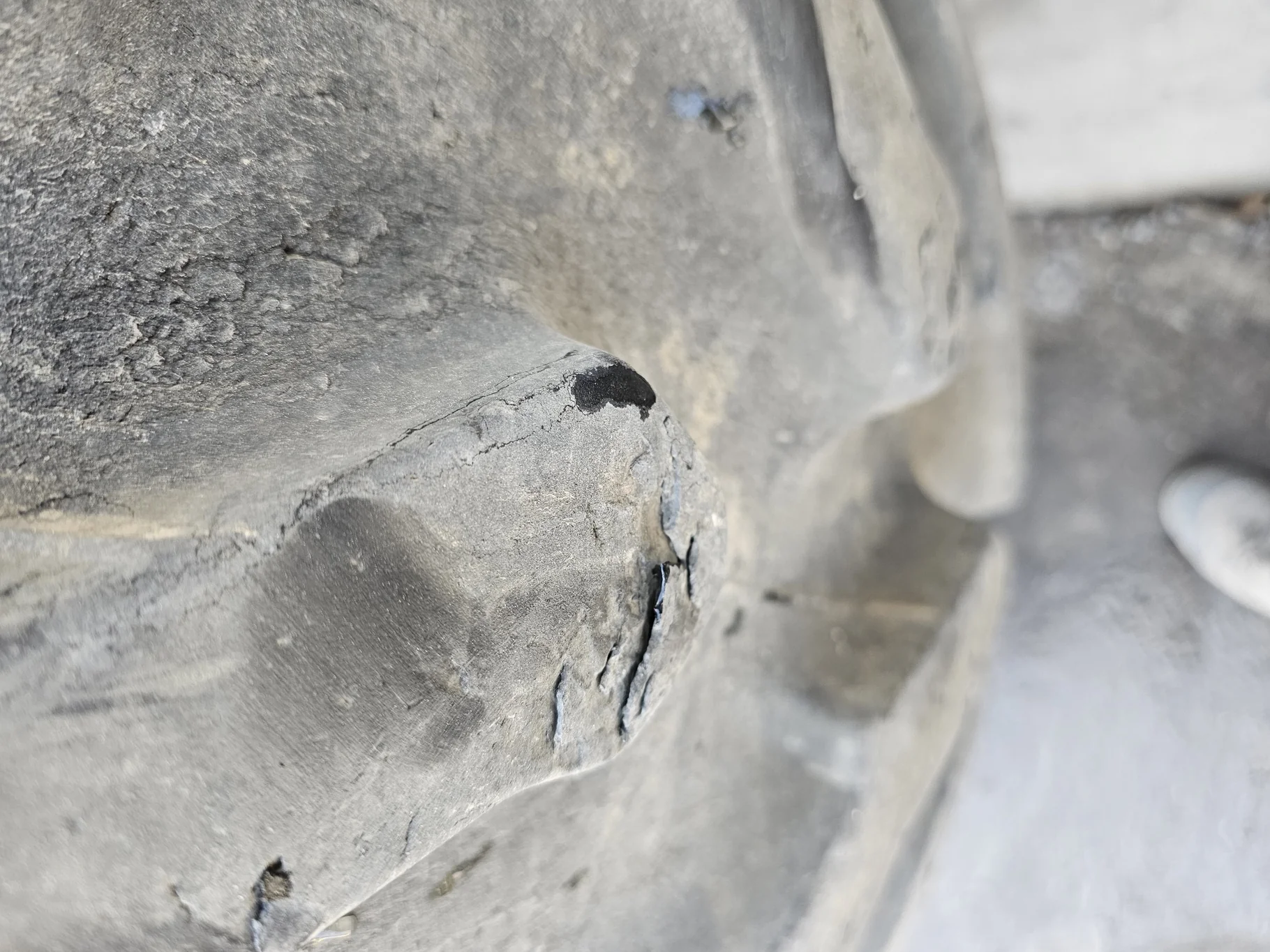 Used 75% 520/85R42 Goodyear Ultratorque 157A8 R-1W TL on a 18 x 42 JD Yellow 10 Bolt Outside D image 5