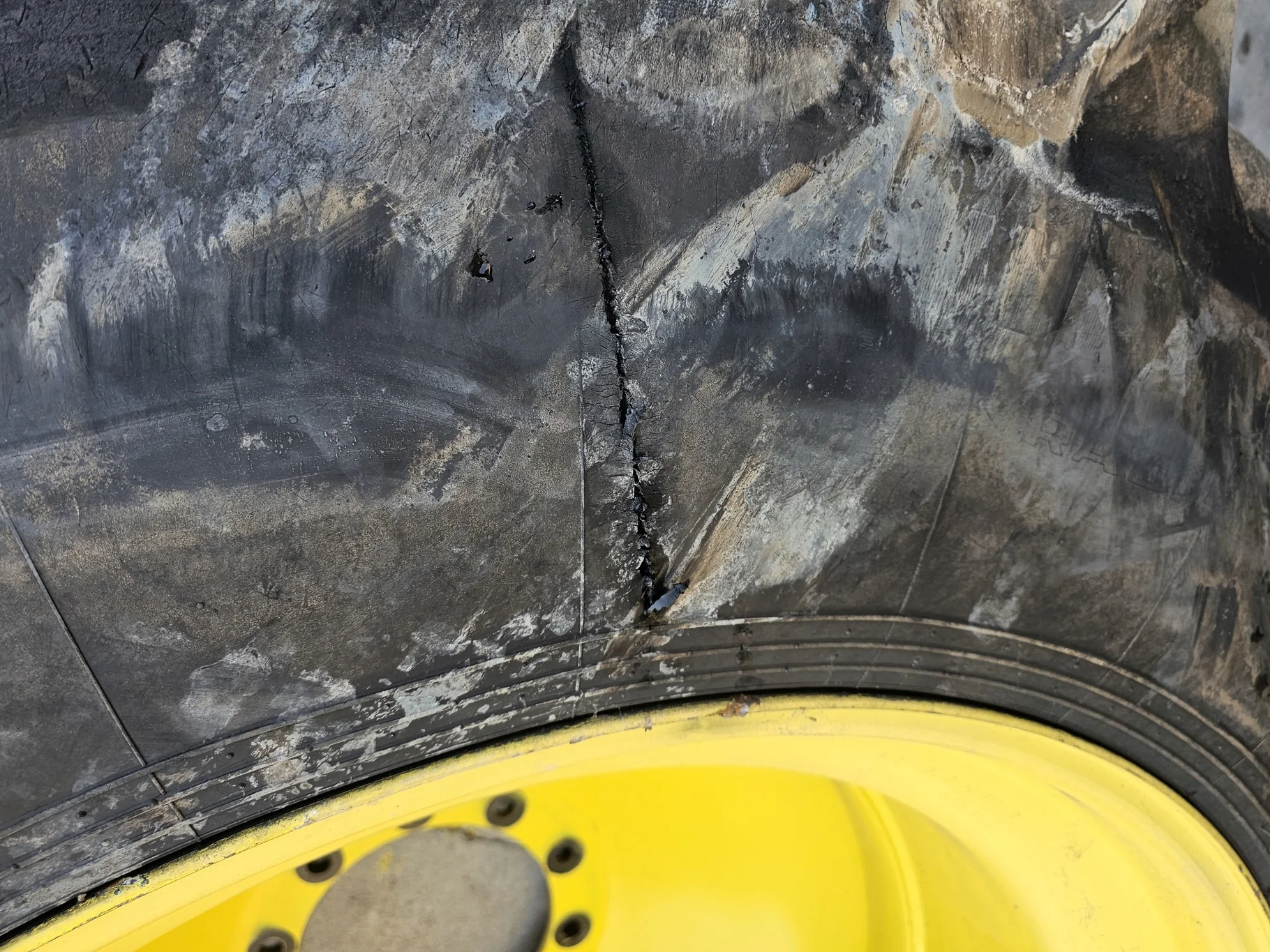 Used 75% 520/85R42 Goodyear Ultratorque 157A8 R-1W TL on a 18 x 42 JD Yellow 10 Bolt Outside D image 6