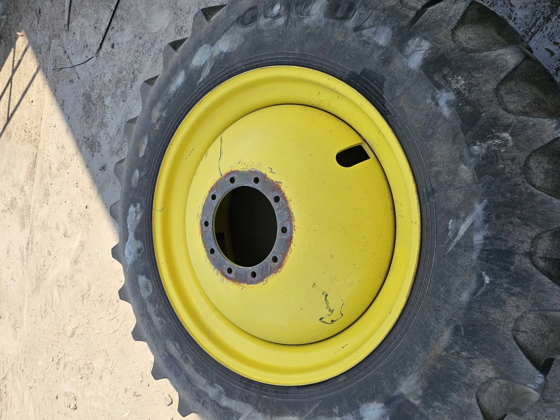 Used 75% 520/85R42 Goodyear Ultratorque 157A8 R-1W TL on a 18 x 42 JD Yellow 10 Bolt Outside D image 8