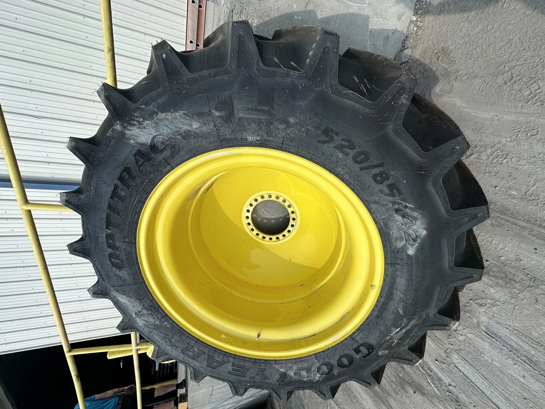 TAKE-OFF 520/85R42 GY OPTITRAC 157D R-1W TL on 18 X 42 20-13.187-11.08 24.5"FS JD YELLOW WHEEL