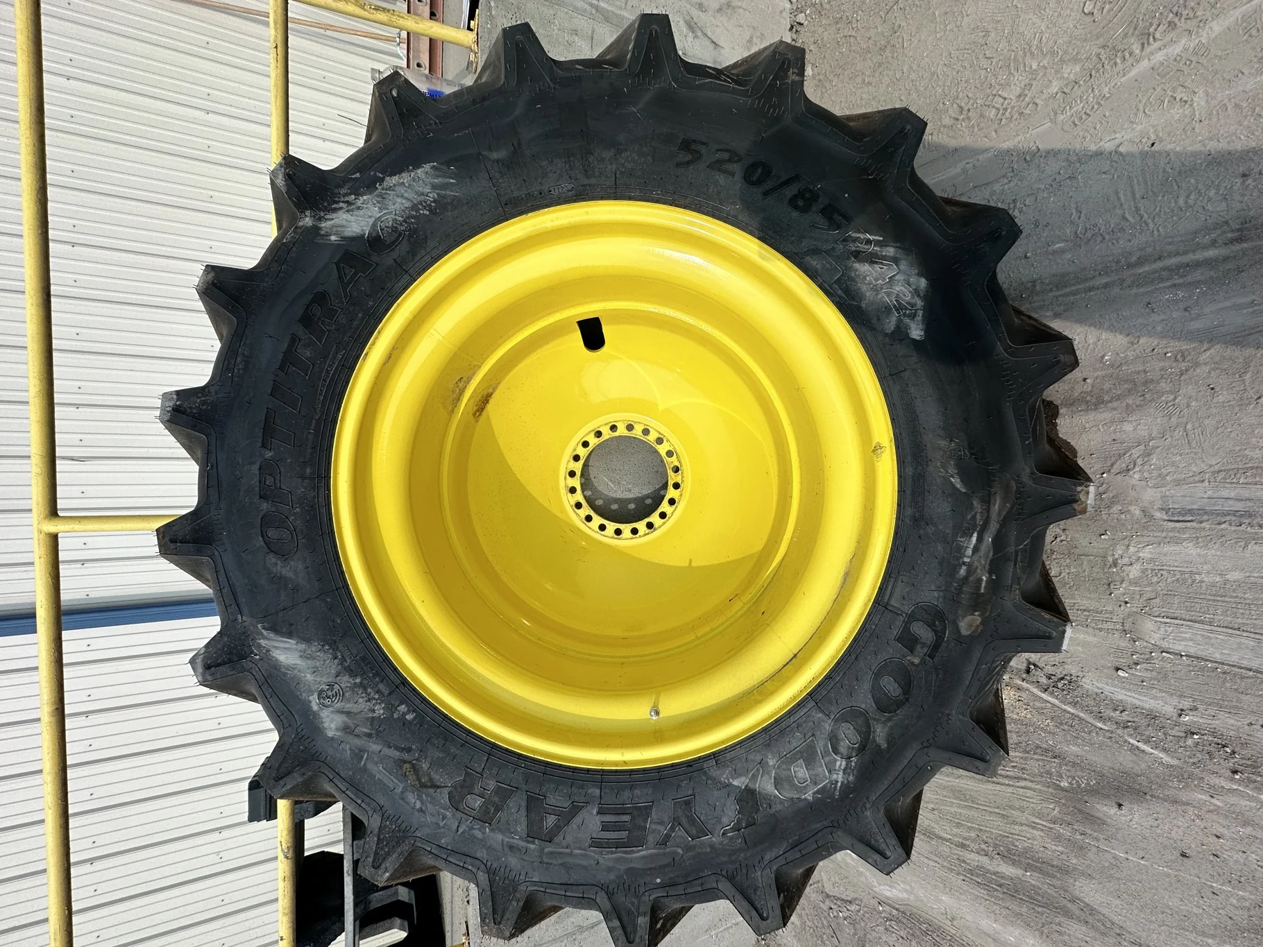 TAKE-OFF 520/85R42 GY OPTITRAC 157D R-1W TL on 18 X 42 20-13.187-11.08 24.5"FS JD YELLOW WHEEL image 2