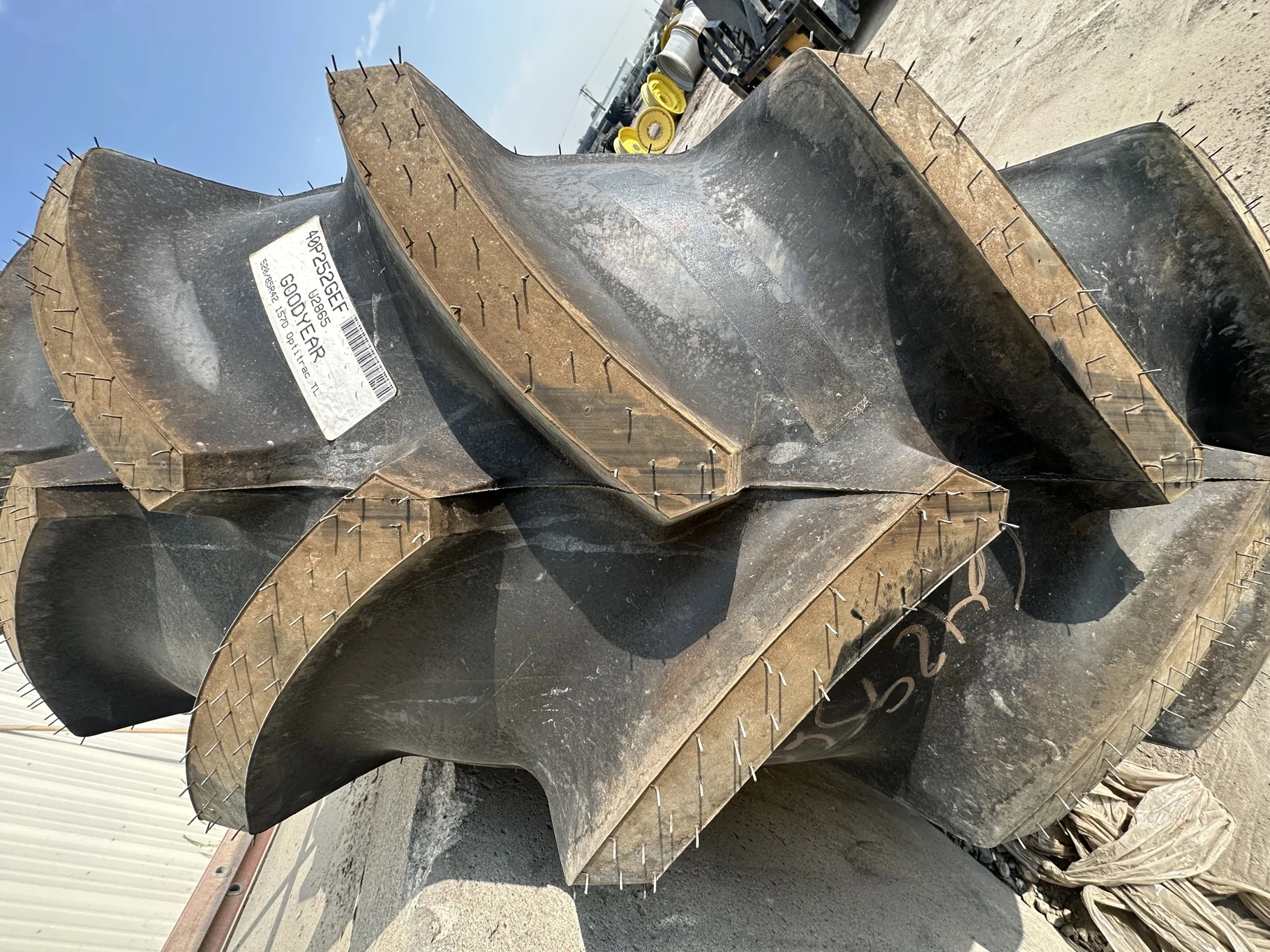 TAKE-OFF 520/85R42 GY OPTITRAC 157D R-1W TL on 18 X 42 20-13.187-11.08 24.5"FS JD YELLOW WHEEL image 4