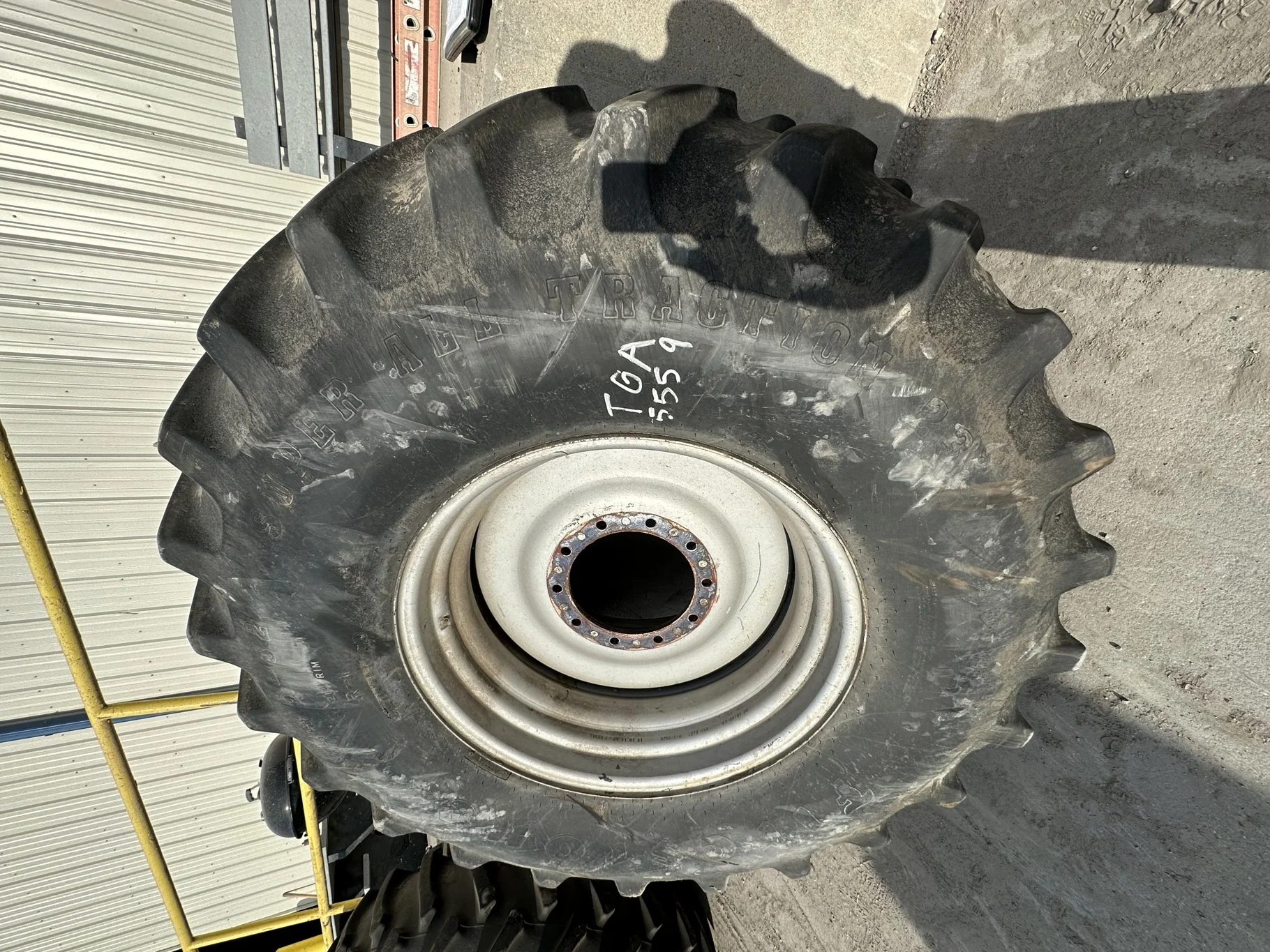 Used 70% 24.5-32 Firestone Super All Traction 23 R-1 F(12Ply) TL on 21 x 32 Case IH Silver 10 Bolt
