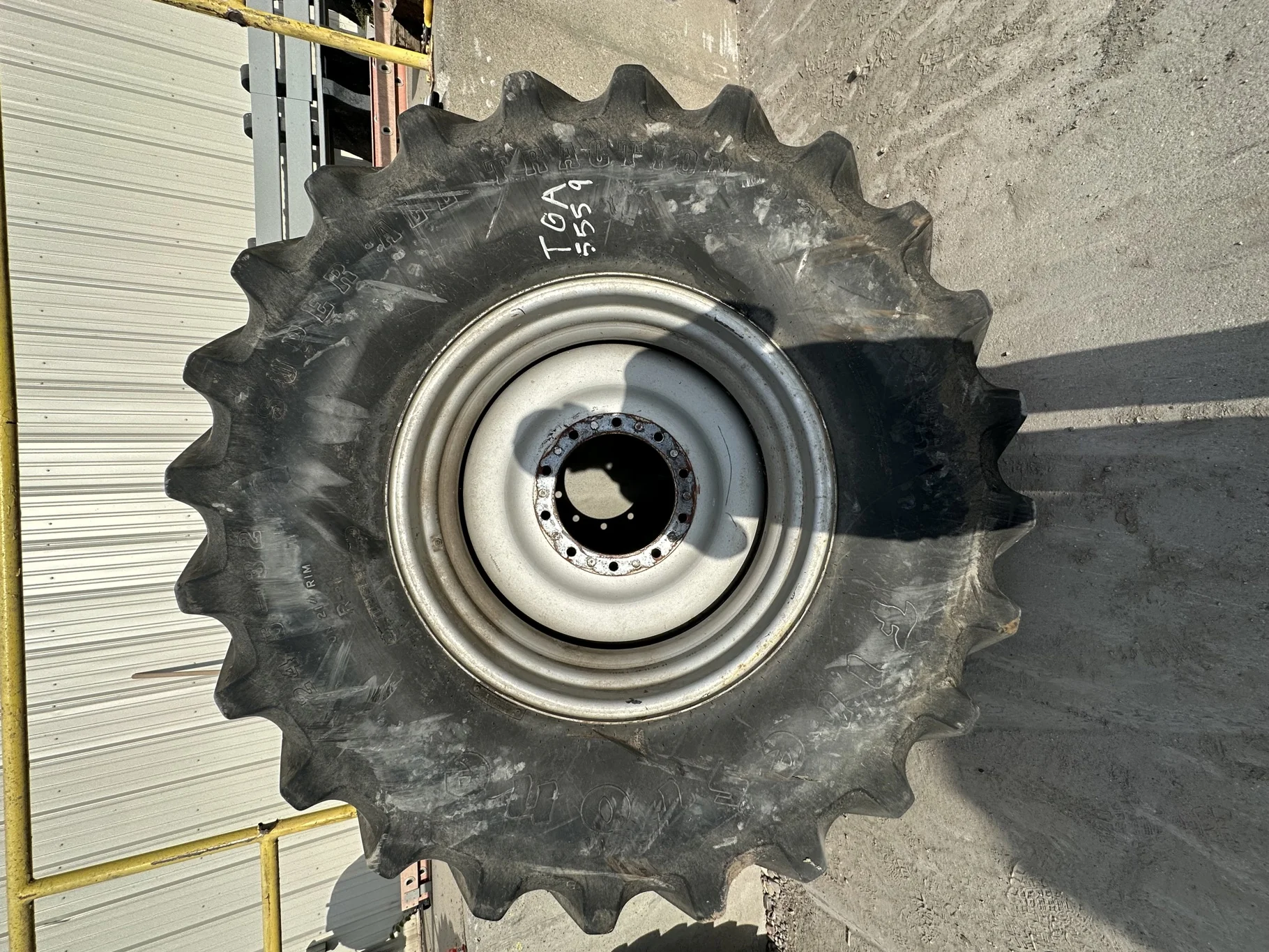 Used 70% 24.5-32 Firestone Super All Traction 23 R-1 F(12Ply) TL on 21 x 32 Case IH Silver 10 Bolt image 2