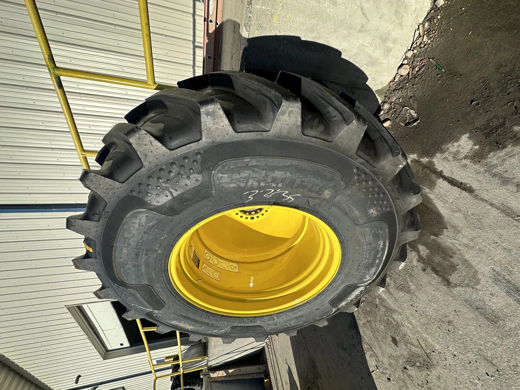Take Off 650/85R38 Alliance Agristar 2 2 R-1W 173B TL on a 23 X 38 JD Yellow 20 Bolt (.938) Ou