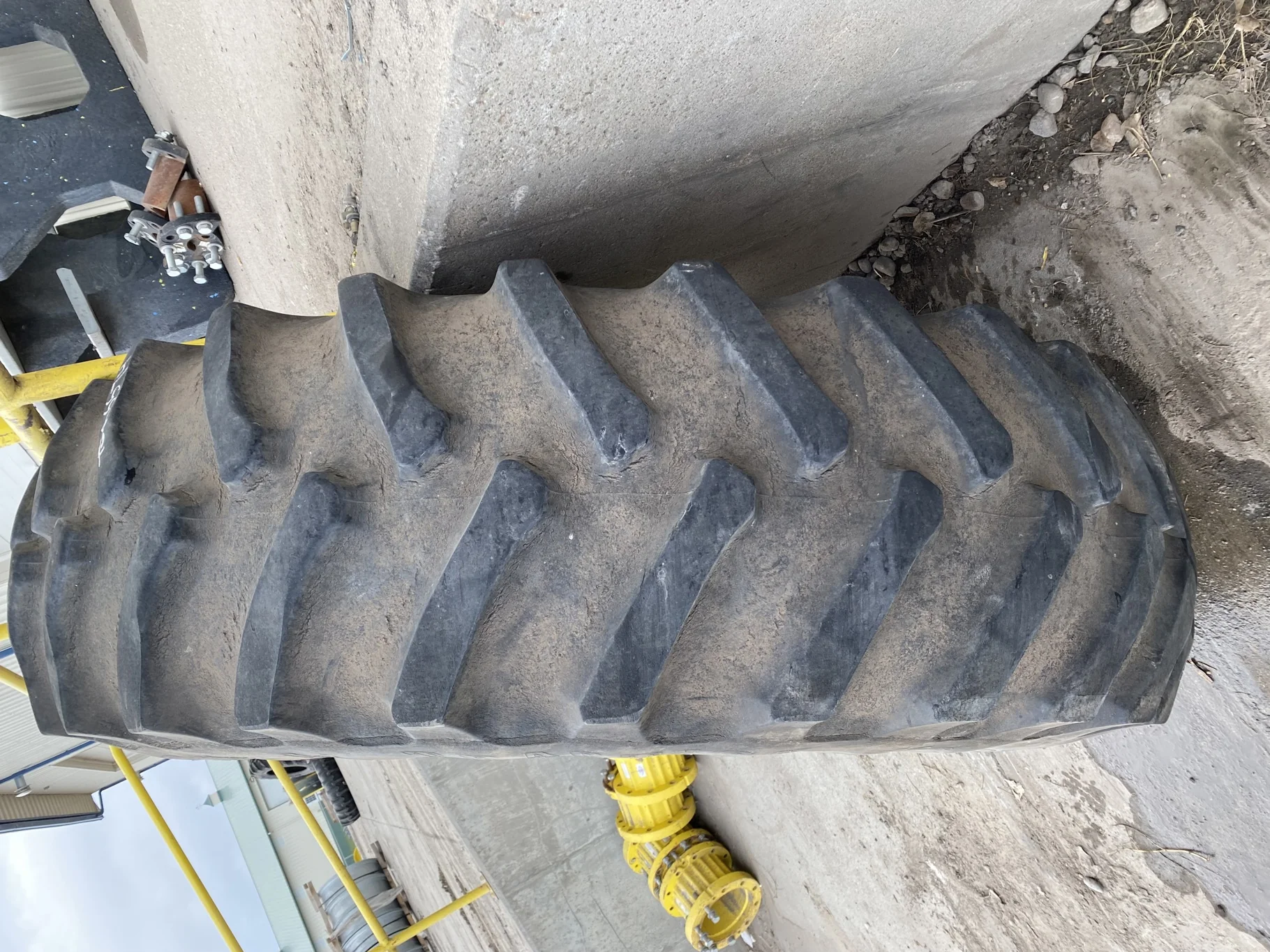 Used 75% 520/85R42 Firestone Radial All Traction R-1W 157B TL on 18 x 42 JD Yellow 10 Bolt Dolly image 3