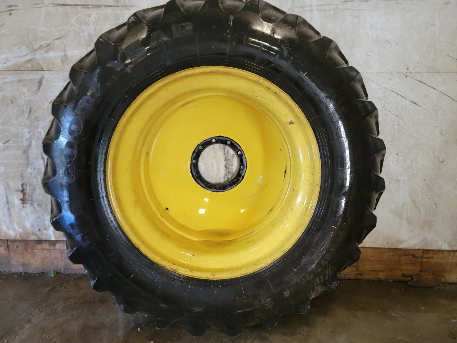 Used 70% 520/85R42 Goodyear Ultratorque Radial DT712 (157A8) R-1 TL on a 18 x 42 JD Yellow 10
