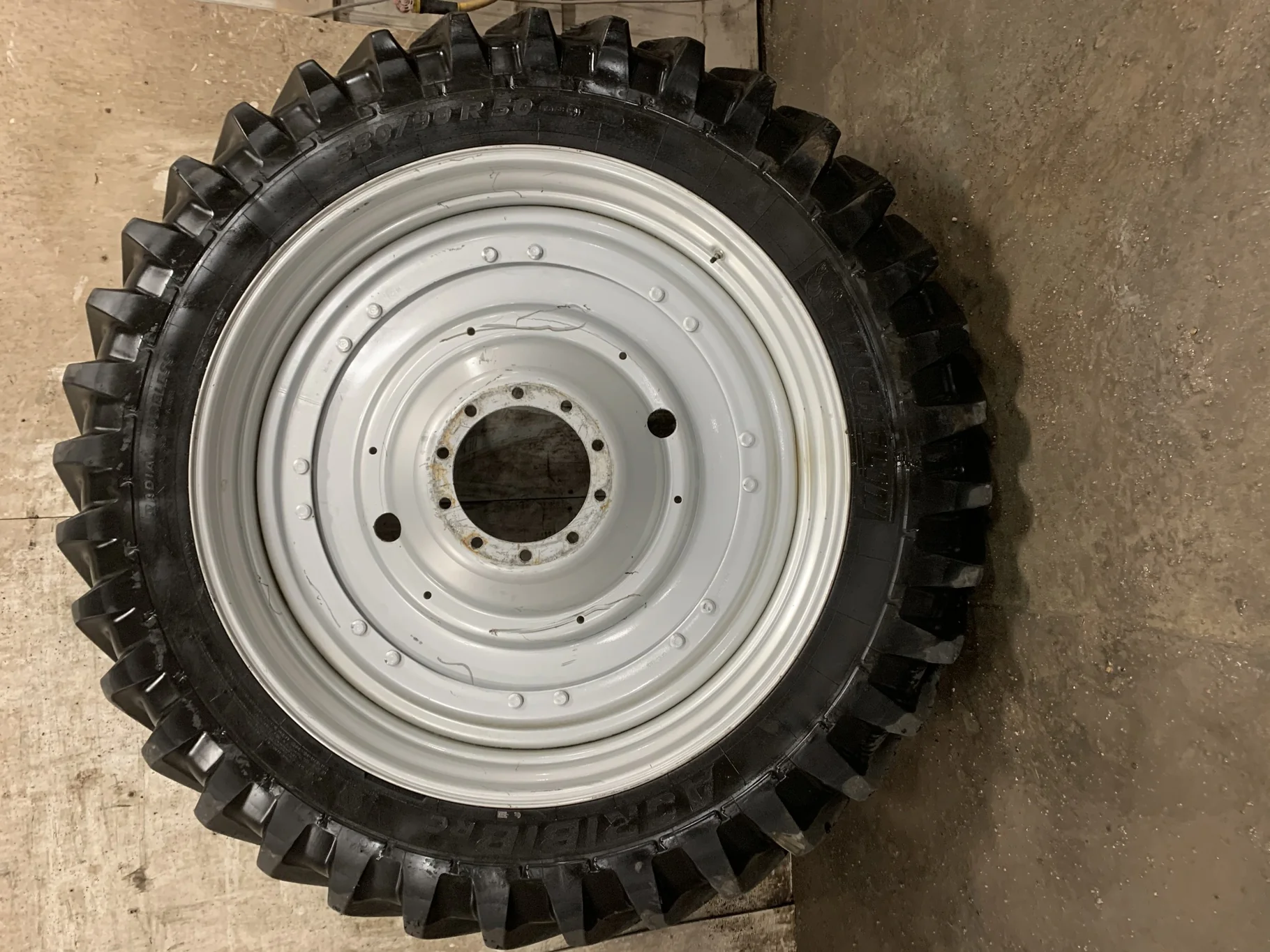 Used 80% 380/90R50 Michelin AgriBib Row Crop R-1W (151A8/151B) TL on a 12 x 50 Case Silver GKN 10 B image 2