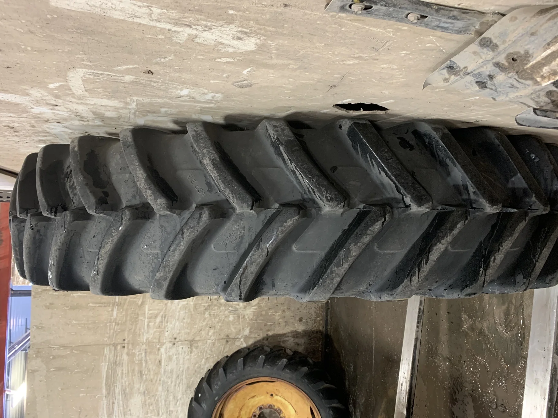 Used 80% 380/90R50 Michelin AgriBib Row Crop R-1W (151A8/151B) TL on a 12 x 50 Case Silver GKN 10 B image 3
