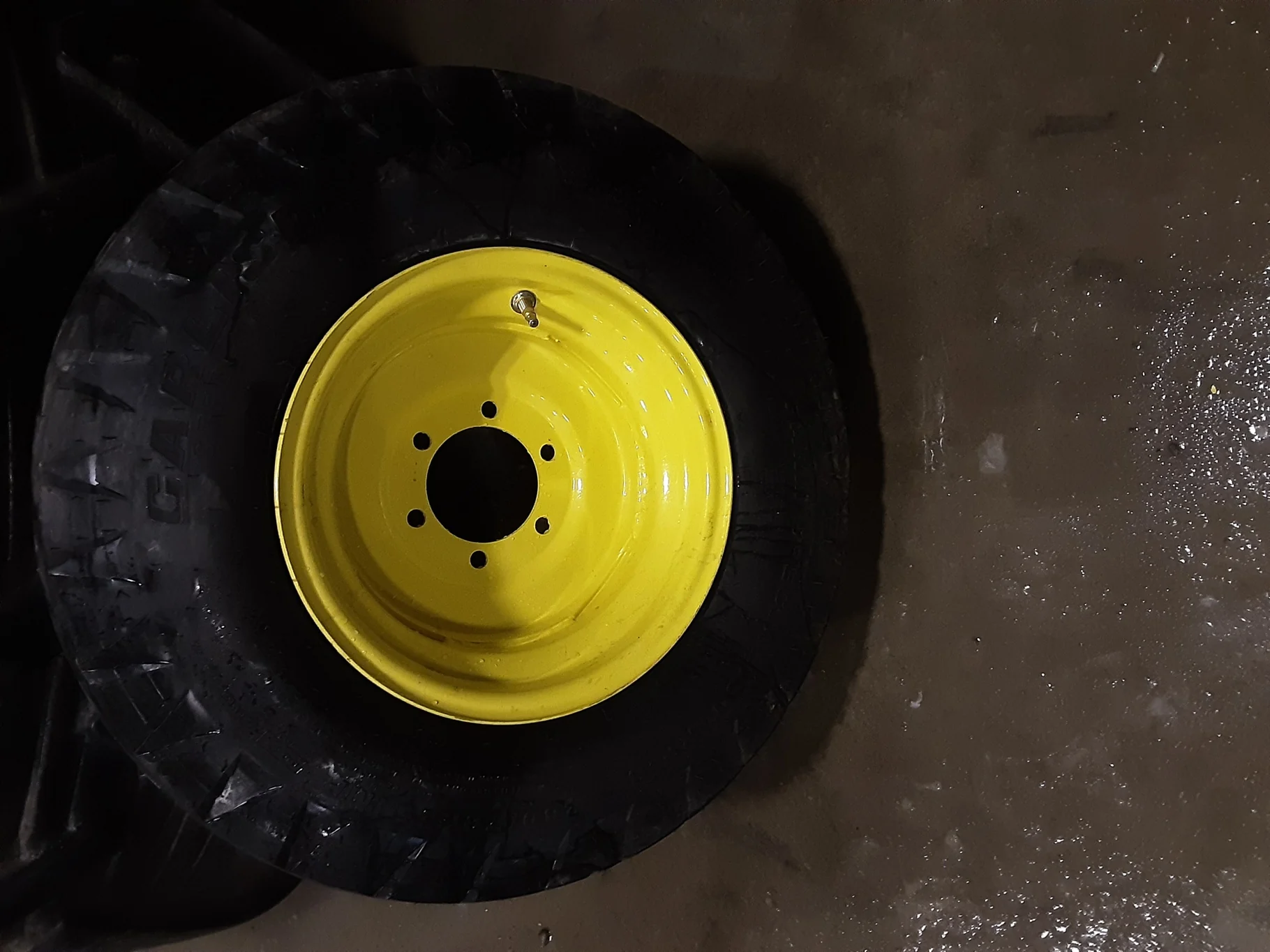 TAKE-OFF 280/70R15IMP Carlisle Farm Specialist RF-3 TL (134D) on 10 X 15 JD Yellow 6 Bolt Straight P