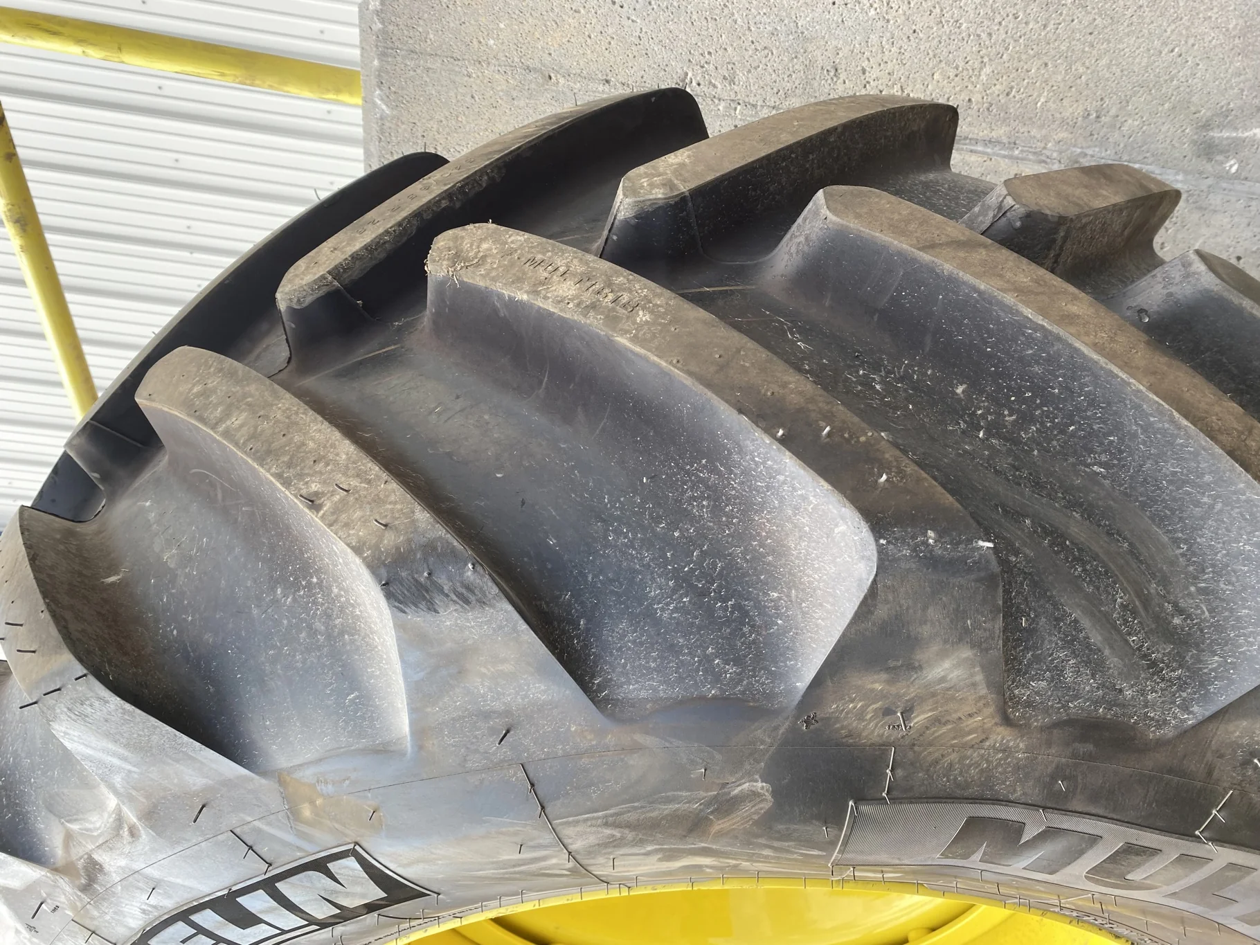 Take-Off 540/65R28 142D Michelin MultiBib R-1W TL On 18 x 28 10B Moveero Waffle Wheel JD Ag Yellow image 7