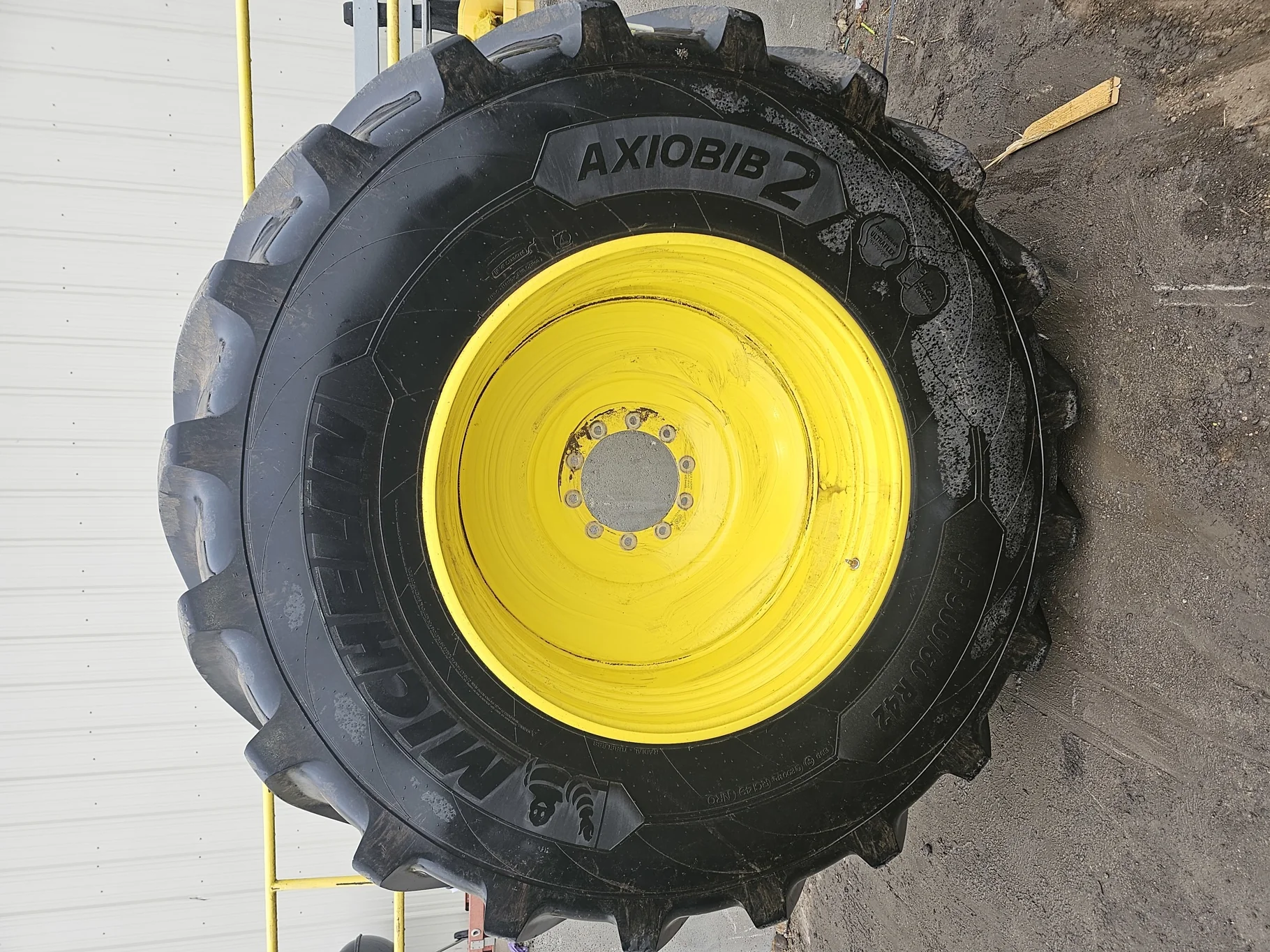 Used 95% VF900/60R42 Michelin Axiobib 2 (189D) on a 30 x 42 John Deere Yellow 10 Bolt(.906) 5/8 Form image 2