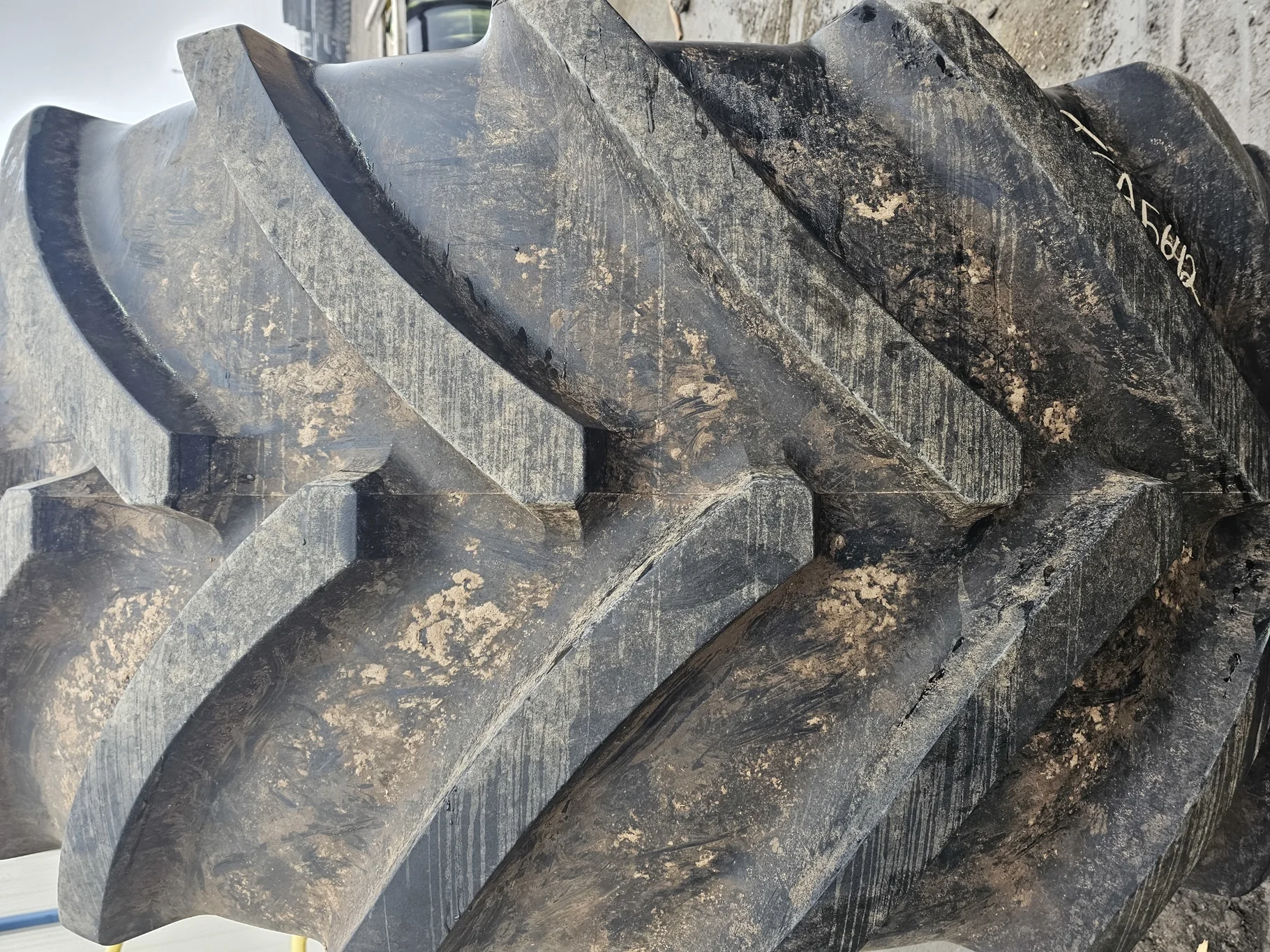 Used 95% VF900/60R42 Michelin Axiobib 2 (189D) on a 30 x 42 John Deere Yellow 10 Bolt(.906) 5/8 Form image 3