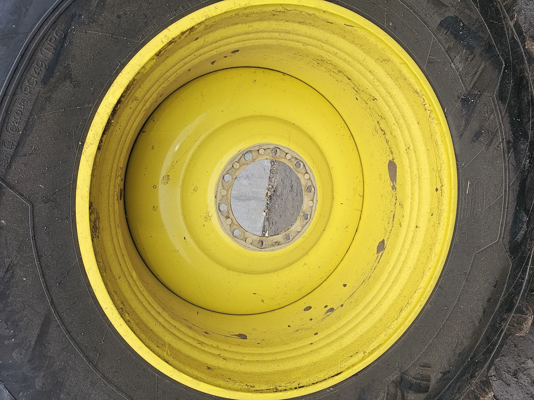 Used 95% VF900/60R42 Michelin Axiobib 2 (189D) on a 30 x 42 John Deere Yellow 10 Bolt(.906) 5/8 Form image 5