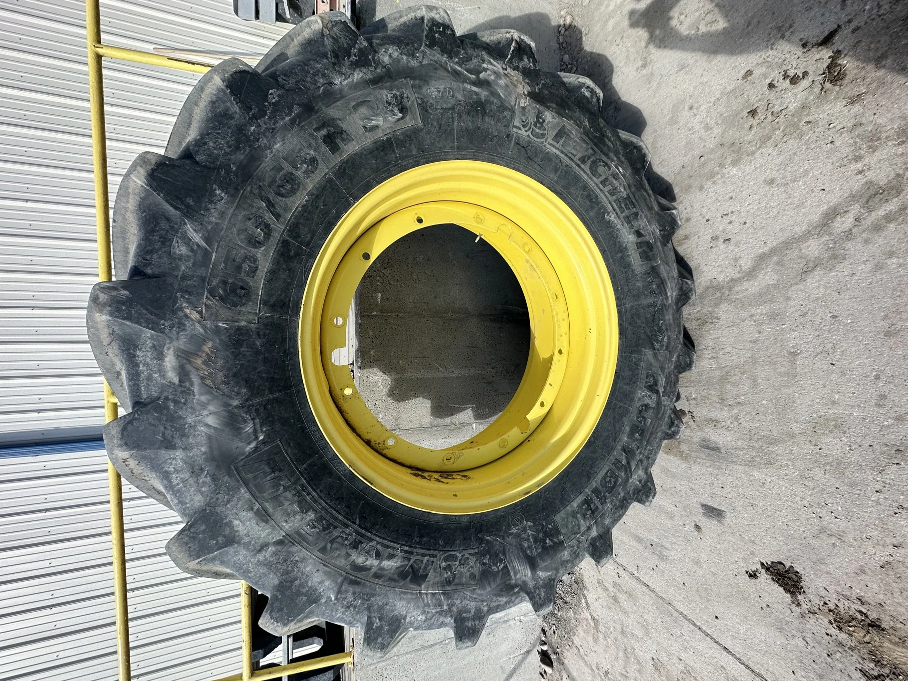 Used 75% 650/65R38 Michelin MultiBib R-1W 157D TL on a 18 x 38 JD Yellow 12 Bolt (.937) Stub D image 2