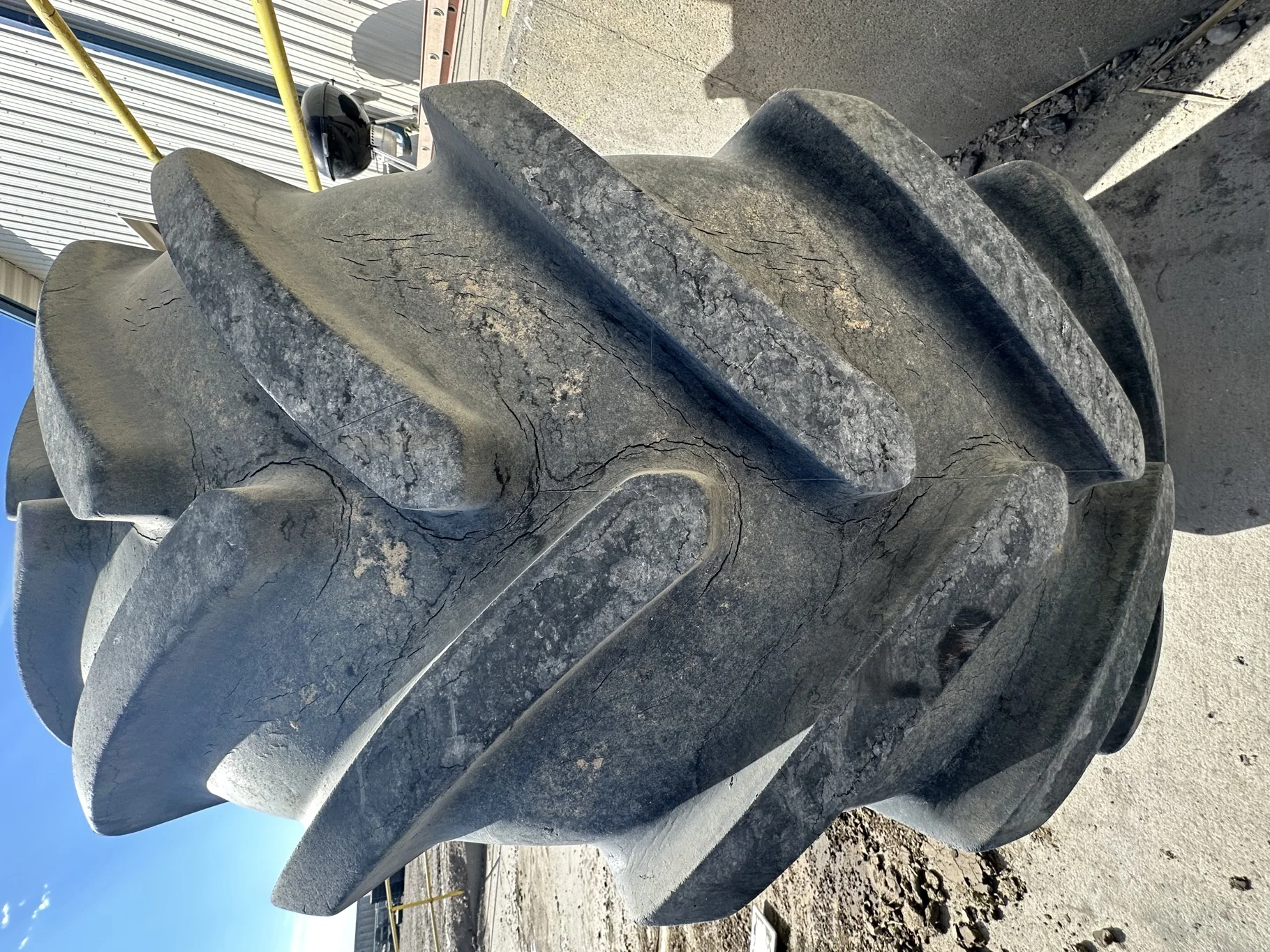 Used 75% 650/65R38 Michelin MultiBib R-1W 157D TL on a 18 x 38 JD Yellow 12 Bolt (.937) Stub D image 4