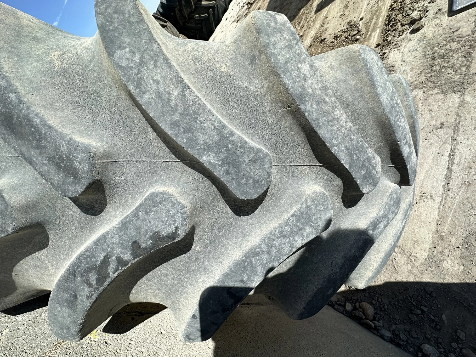 Used 420/85R28 139B Firestone RAT FWD TL R-1 on a 12 X 28 John Deere Yellow Waffle Wheel image 5