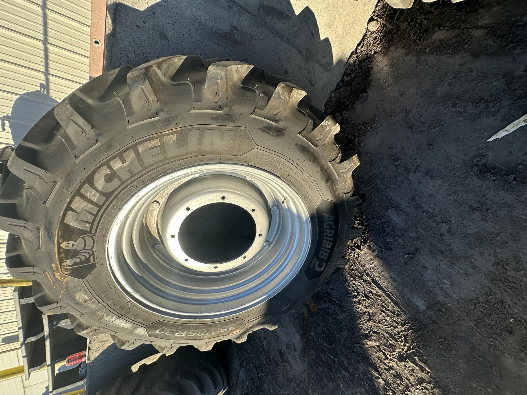 Used 98% 380/85R30 (14.9R30) Michelin AgriBib 2 R-1W (140A8/140B) TL on a 12 x 30 Case Silver Waffl