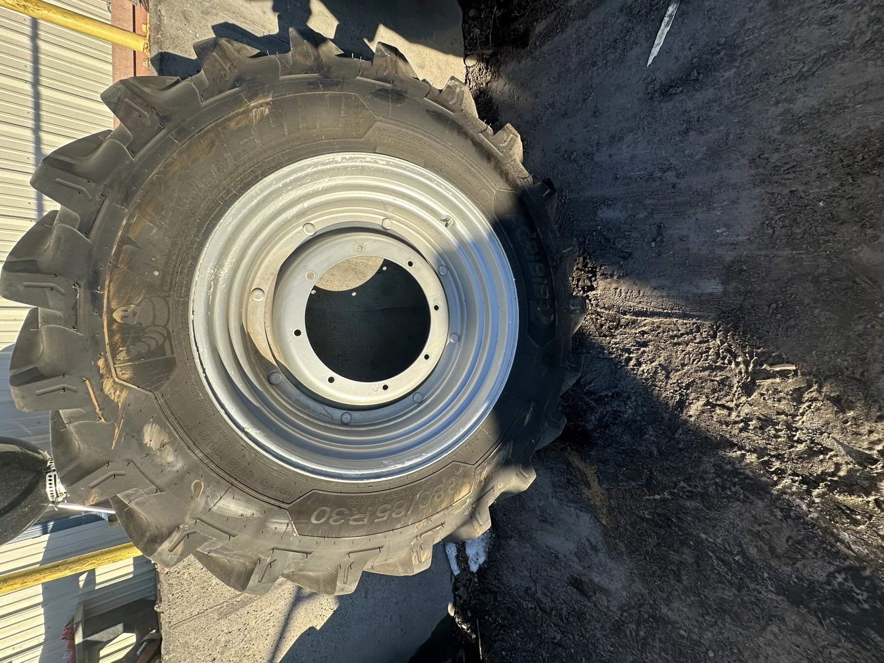 Used 98% 380/85R30 (14.9R30) Michelin AgriBib 2 R-1W (140A8/140B) TL on a 12 x 30 Case Silver Waffl image 2