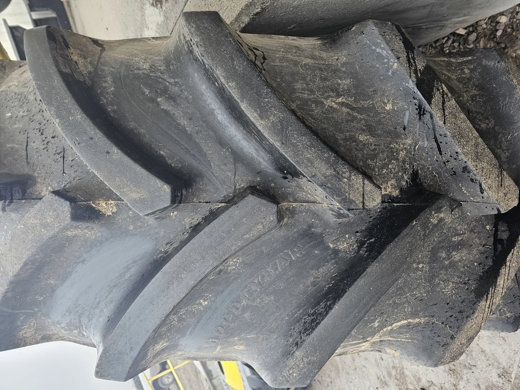 Used 85% 650/85R38 Goodyear Optitrac 173B R-1W TL on a 23 x 38 JD 10 Bolt Outside Dolly Dual Wheel image 3