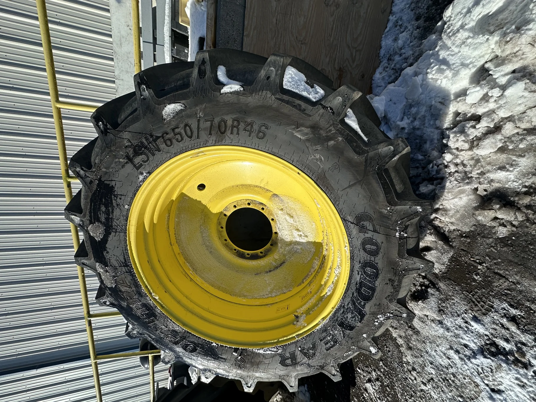 Used 95% LSW650/70R46 Goodyear Optitrac (181D) TL mounted JD Yellow (12-15.748) 600 Series Sprayer