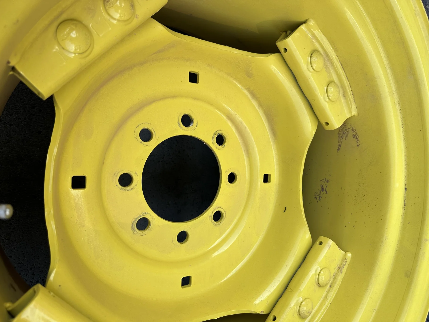 TAKE-OFF 19.5L-24/12 GOODYEAR IT525 TL R-4 ON 15 X 24 8-8-6 GKN JD YELLOW WHEEL (ASSEMBLY) image 3