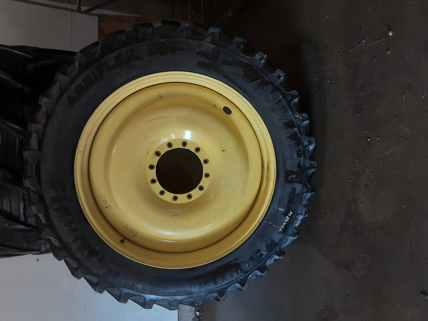 Used 80% IF320/105R46 Alliance 354 AgriFlex R1-W (166D) on a 10 x 46 John Deere Yellow 12 Bolt (.938