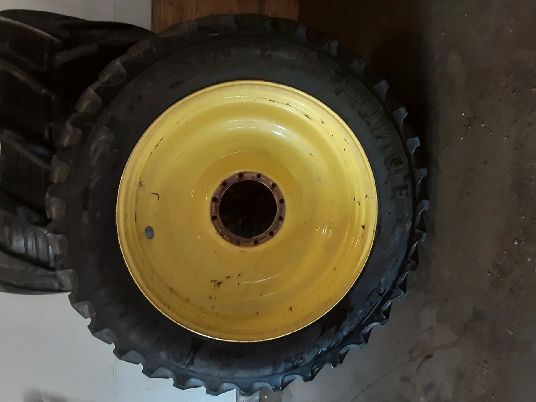 Used 80% IF320/105R46 Alliance 354 AgriFlex R1-W (166D) on a 10 x 46 John Deere Yellow 12 Bolt (.938 image 2
