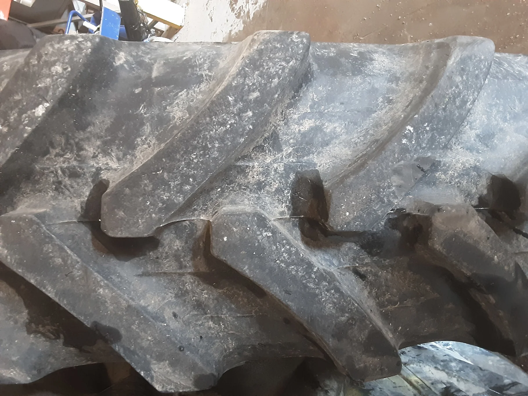 Used 80% IF320/105R46 Alliance 354 AgriFlex R1-W (166D) on a 10 x 46 John Deere Yellow 12 Bolt (.938 image 3