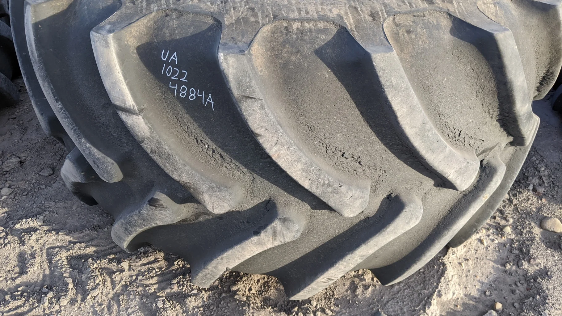 Used 80% 750/65R26 Firestone Radial All Traction DT R-1W (169B) TL on a 25 x 26 JD Yellow 8 Bo image 2