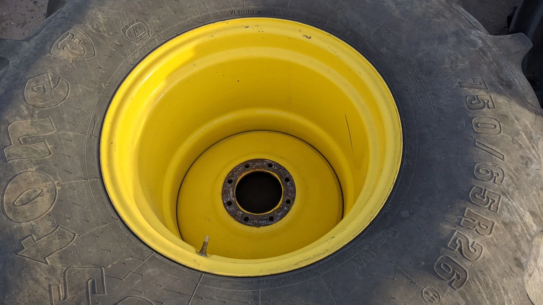 Used 80% 750/65R26 Firestone Radial All Traction DT R-1W (169B) TL on a 25 x 26 JD Yellow 8 Bo image 3