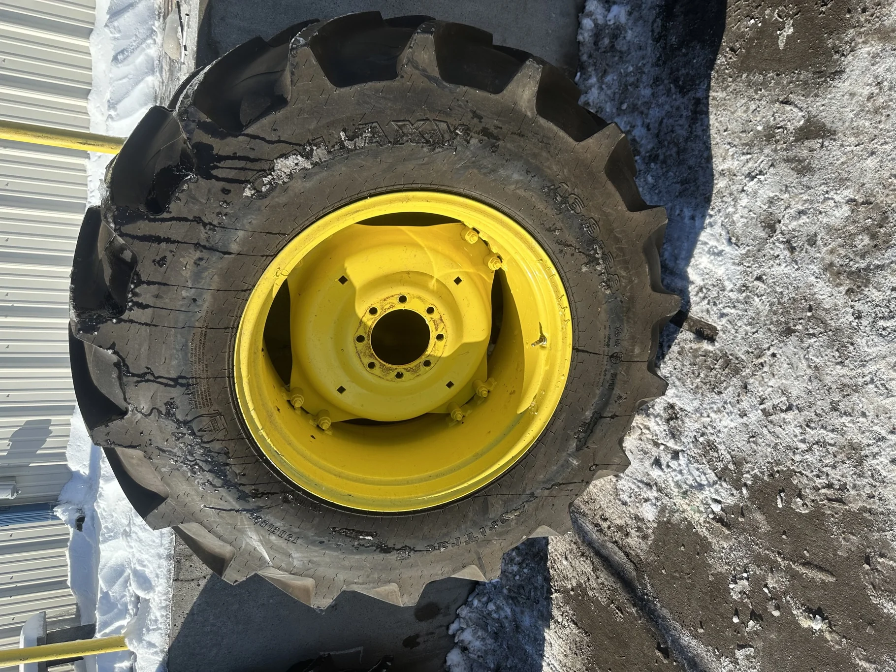 USED 95% 16.9-28 Galaxy Agritrac II R-1 C(6Ply) TL on a 15 X 28 JD Yellow Waffle Wheel (2 Bolt