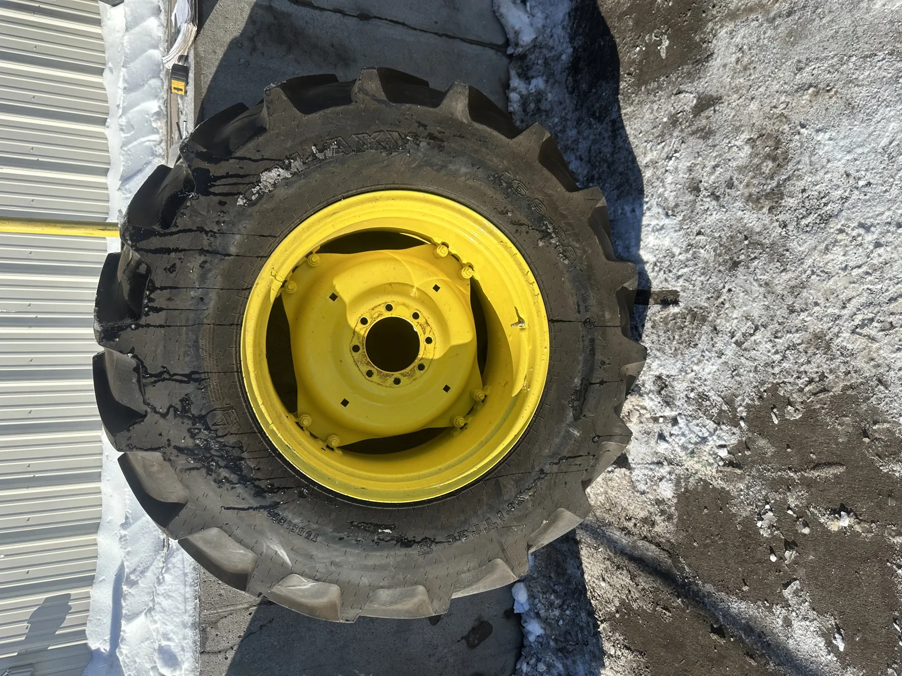 USED 95% 16.9-28 Galaxy Agritrac II R-1 C(6Ply) TL on a 15 X 28 JD Yellow Waffle Wheel (2 Bolt image 2