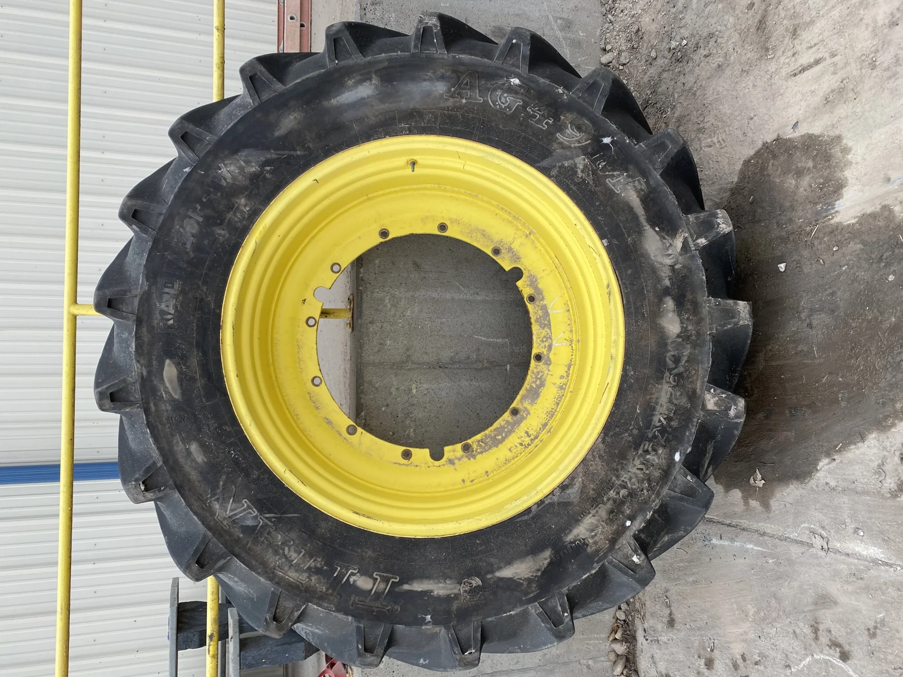 Used 90% 620/70R46 Titan AG49M R-1W (162A8/B) TL on 20 X 46 John Deere Yellow 12 Bolt Sprayer Stub D