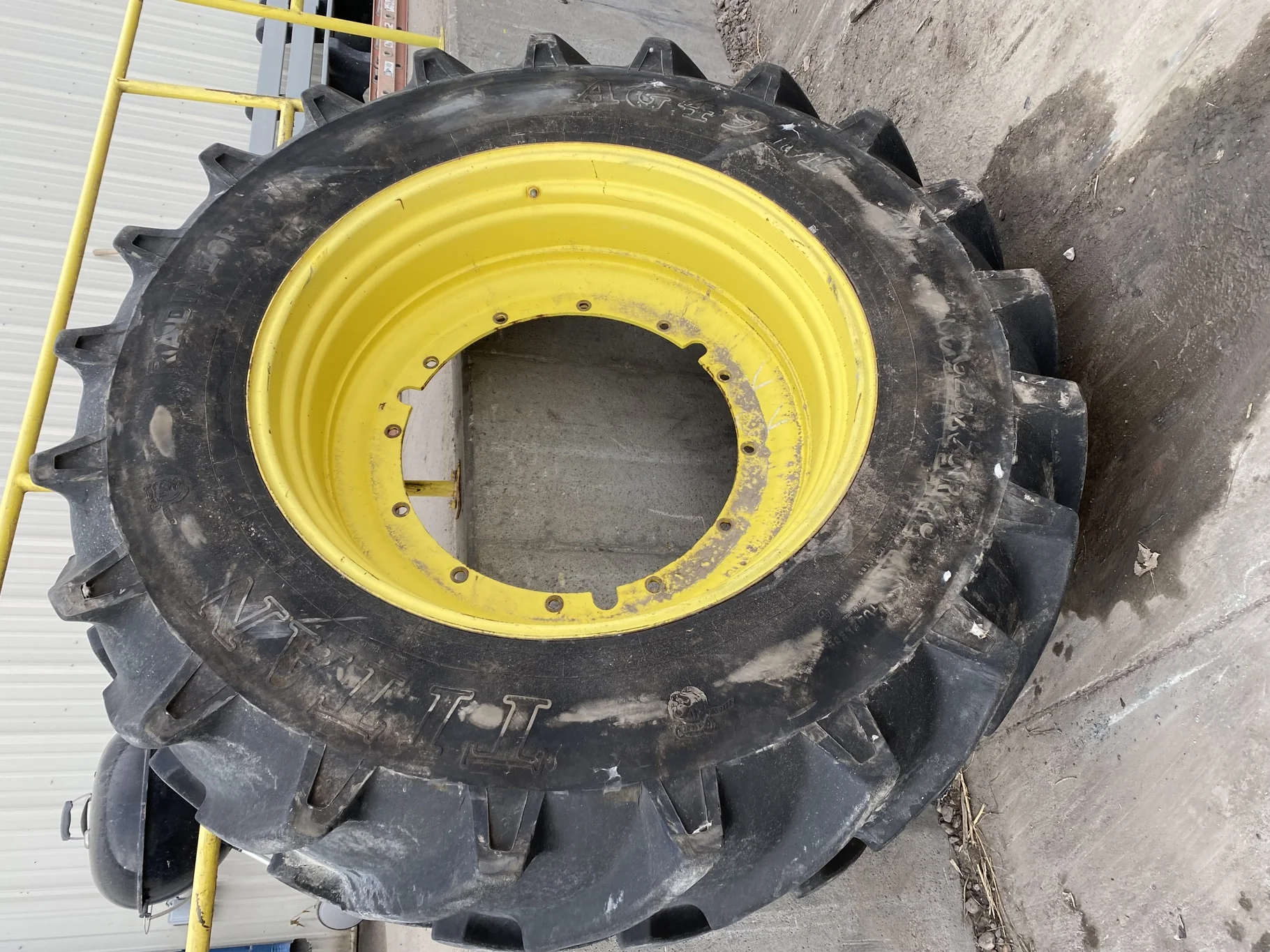 Used 90% 620/70R46 Titan AG49M R-1W (162A8/B) TL on 20 X 46 John Deere Yellow 12 Bolt Sprayer Stub D image 2