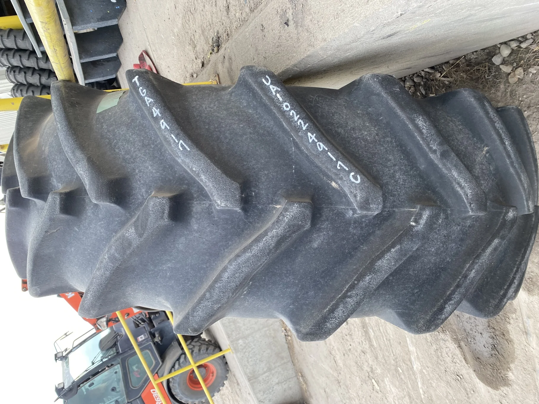 Used 90% 620/70R46 Titan AG49M R-1W (162A8/B) TL on 20 X 46 John Deere Yellow 12 Bolt Sprayer Stub D image 3