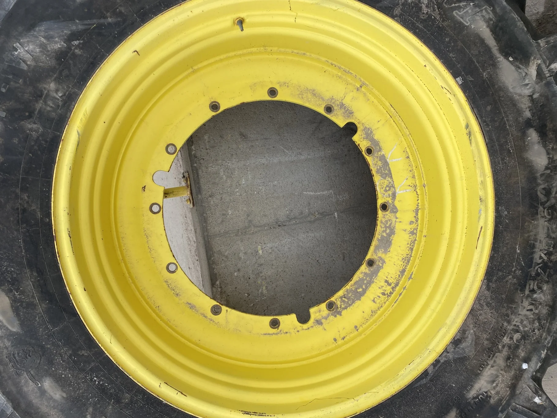 Used 90% 620/70R46 Titan AG49M R-1W (162A8/B) TL on 20 X 46 John Deere Yellow 12 Bolt Sprayer Stub D image 5