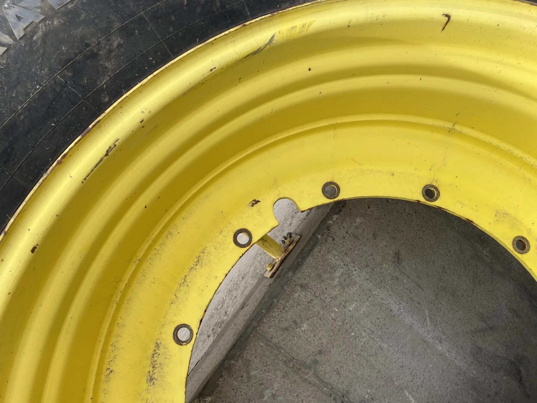 Used 90% 620/70R46 Titan AG49M R-1W (162A8/B) TL on 20 X 46 John Deere Yellow 12 Bolt Sprayer Stub D image 6