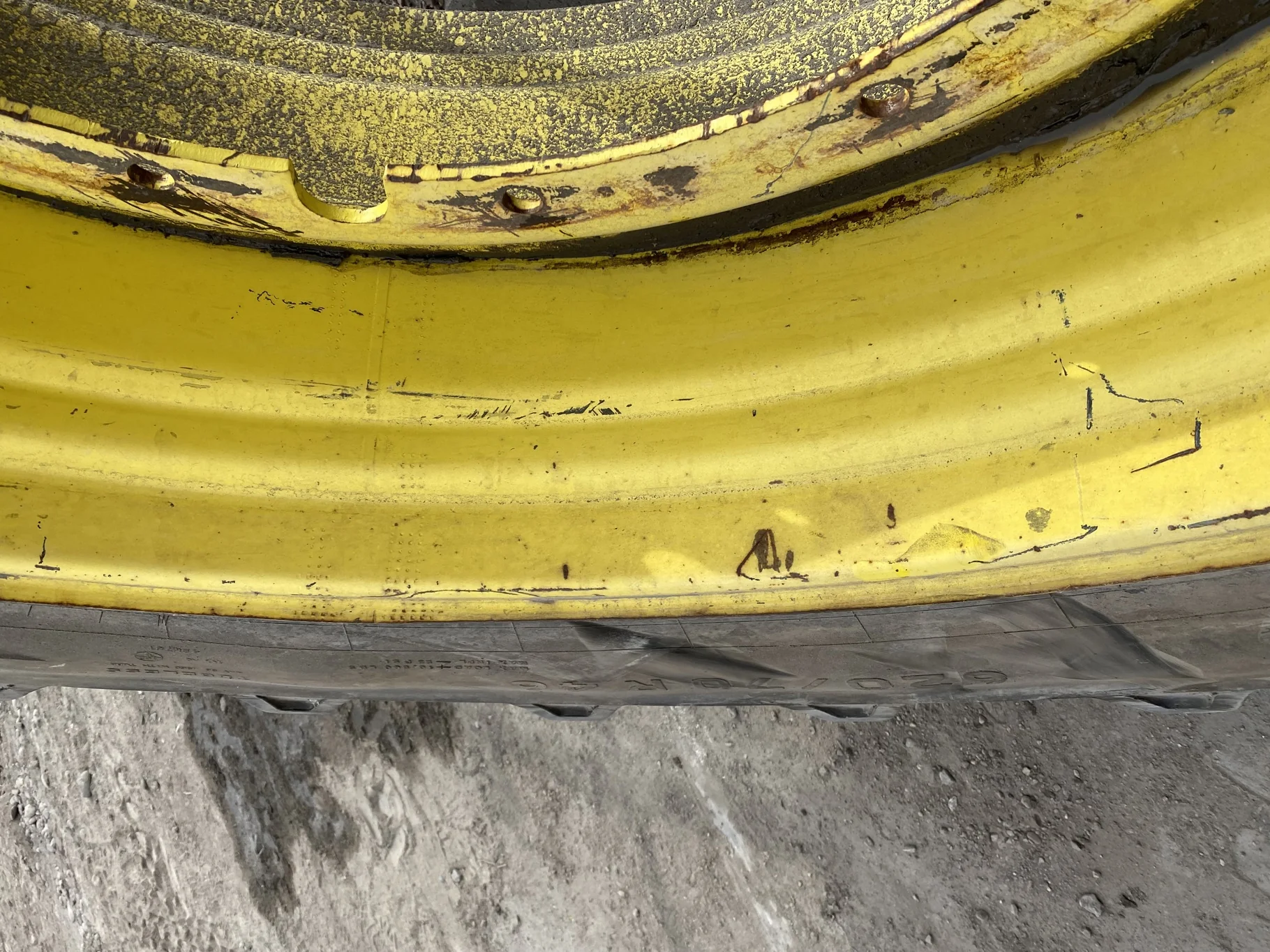 Used 90% 620/70R46 Titan AG49M R-1W (162A8/B) TL on 20 X 46 John Deere Yellow 12 Bolt Sprayer Stub D image 7